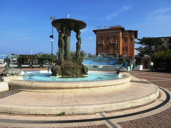 Piazza Primo Maggio o Piazza delle Sirene